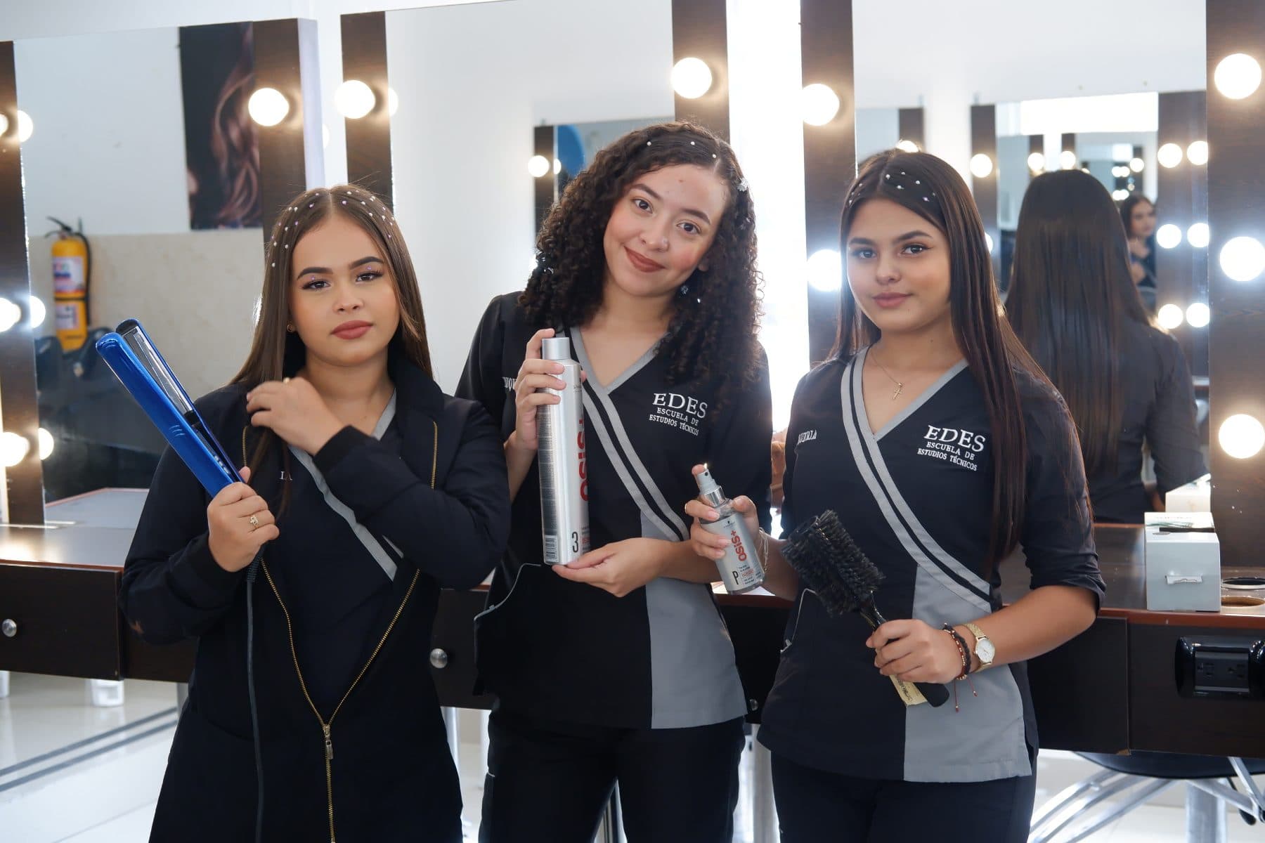 Estudiantes de EDES en el salón de peluquería